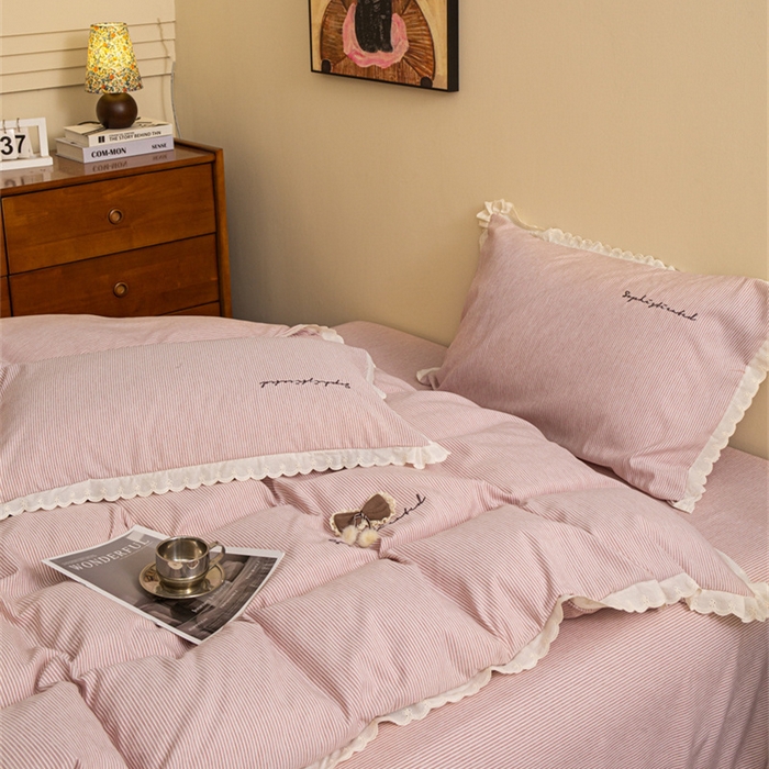 91家纺网 家纺一手货源 找家纺 庭笙 2025新款无印.色织条纹少女韩式小花边简约条纹四件套 色织条纹.咖红