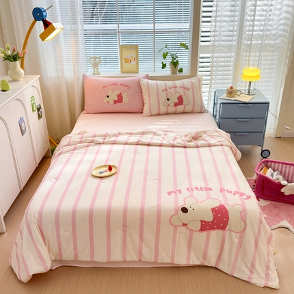 91家纺网 家纺一手货源 找家纺 星期八 2025新款针织棉夏被四件套 竖条狗狗粉