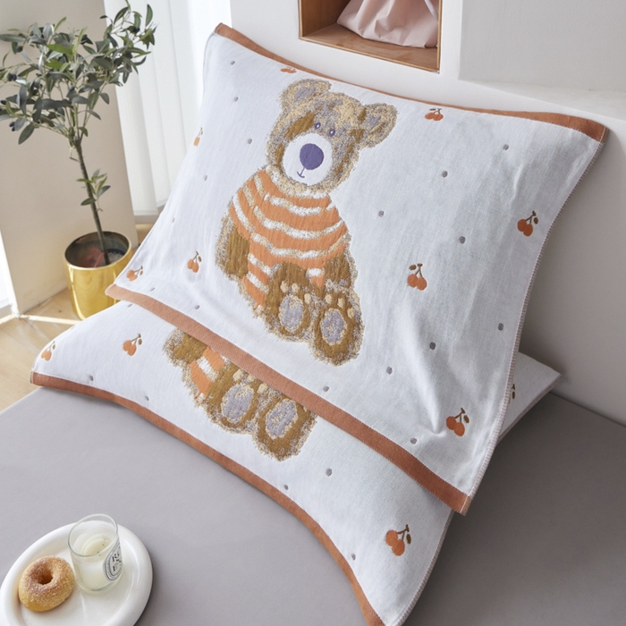 91家纺网 家纺一手货源 找家纺 爱港家纺 2025新款全棉纱布-萌宠治愈系列枕巾 樱桃熊52*75cm