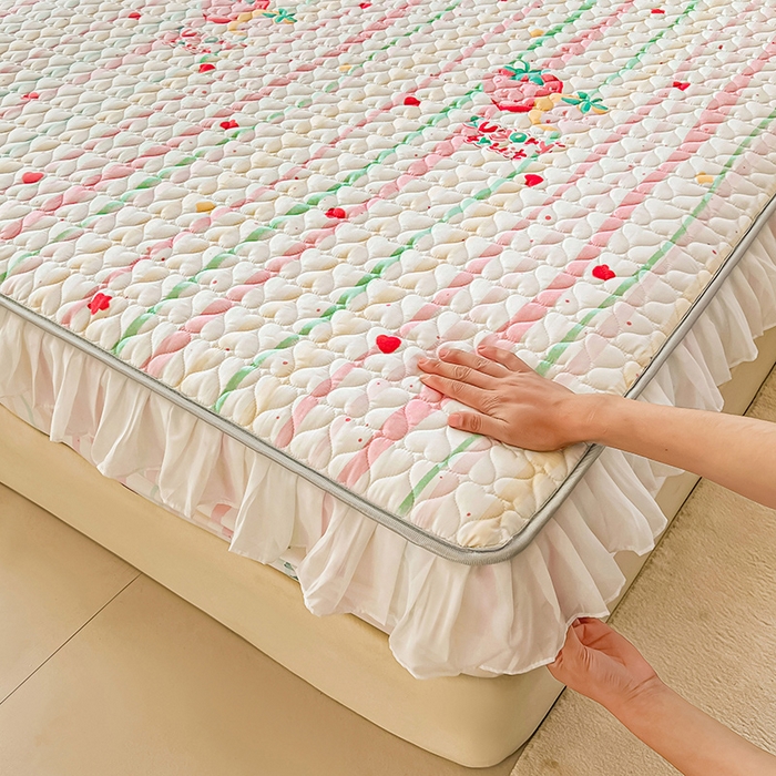 91家纺网 家纺一手货源 找家纺 眠势力 2025新款韩版花边床笠雪纺公主风ins夹棉四季款床罩保护套 糖果草莓