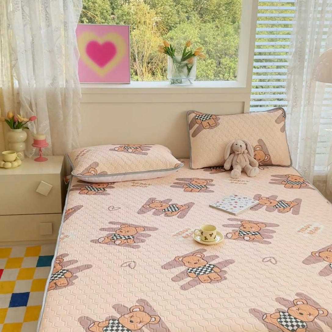 91家纺网 家纺一手货源 找家纺 小萌虎 2025新款凉感丝胶质凉席床笠款 方格熊咖