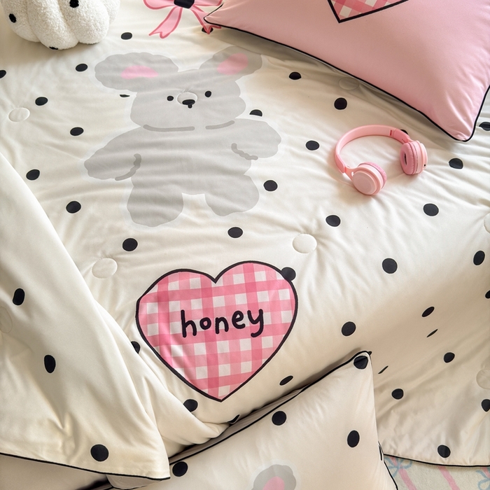 91家纺网 家纺一手货源 找家纺 星期八 2025新款针织棉夏被四件套 波点兔