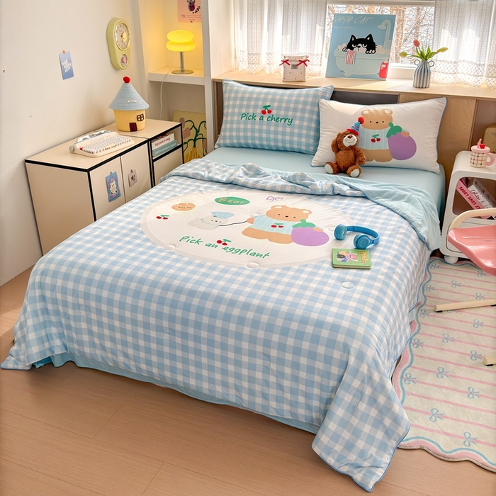 91家纺网 家纺一手货源 找家纺 星期八 2025新款针织棉夏被四件套 茄子小熊