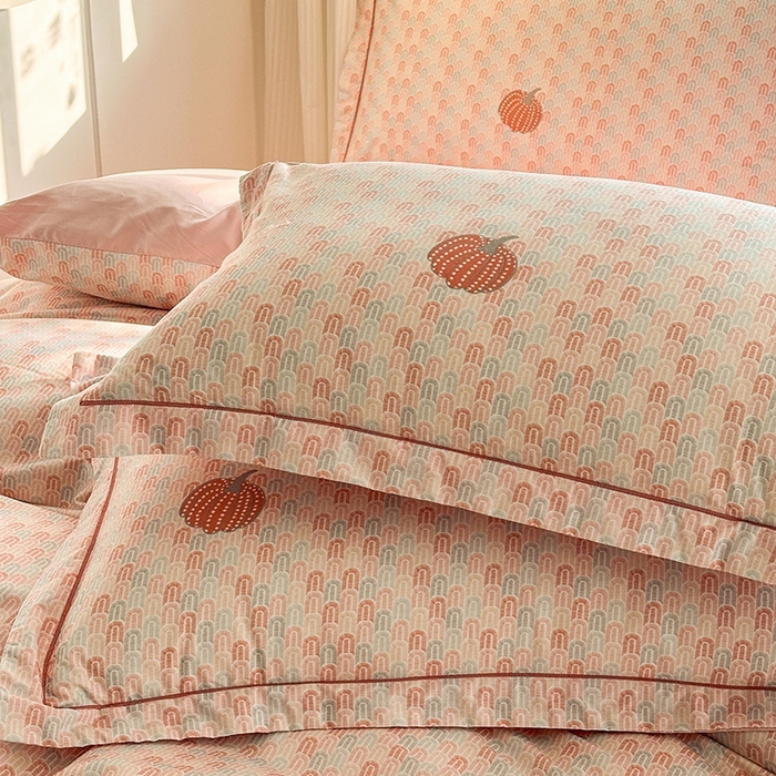 91家纺网 家纺一手货源 找家纺 眷恋家纺 2025年春夏全棉铂金棉13376数码印花四件套 梦幻南瓜-粉