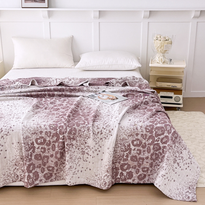 91家纺网 家纺一手货源 找家纺 悦然毛巾被 2025新款三层水洗全棉毛巾被 豹纹酒红