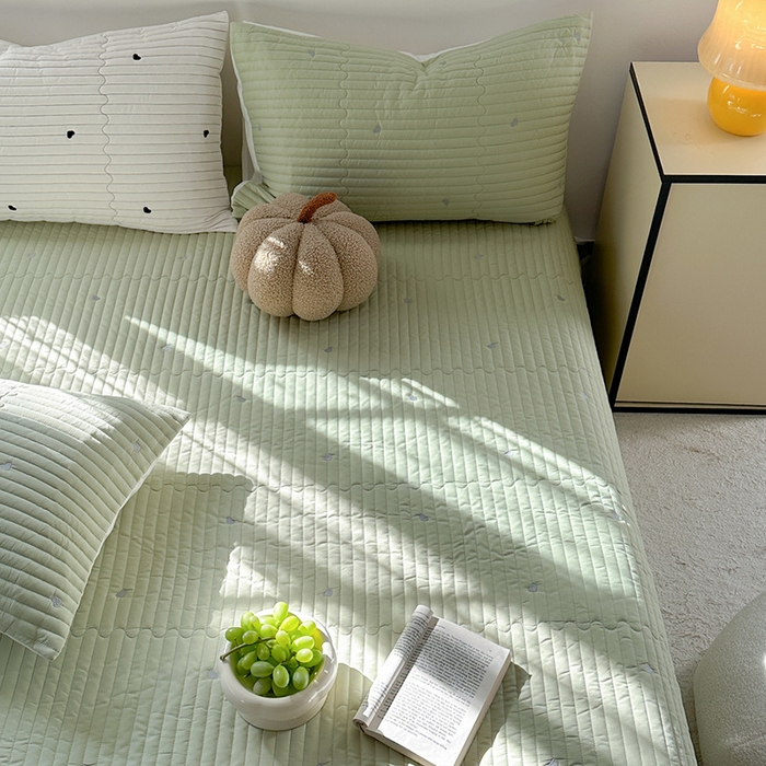 91家纺网 家纺一手货源 找家纺 优悦生活馆 2025新款亲肤舒适水洗棉夹棉床盖 暖心-绿