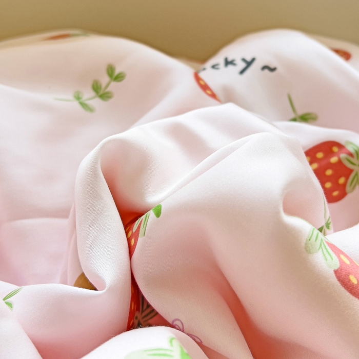 91家纺网 家纺一手货源 找家纺 十九色 2025新款50莱赛尔印花儿童夏被 甜心草莓