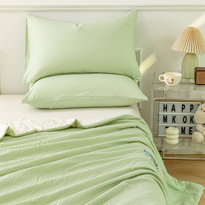 91家纺网 家纺一手货源 找家纺 天瑜家纺 2025新款亲肤舒适泡泡棉夏被 绿+米黄