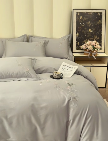91家纺网 家纺一手货源 找家纺 U品汇 2025新款纯棉全棉长绒棉刺绣绣花高端礼盒四件套-夏瑾系列 夏瑾-亮银灰