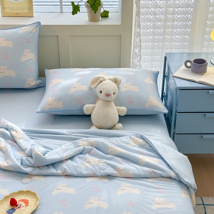 91家纺网 家纺一手货源 找家纺 星期八 2025新款针织棉夏被四件套 爱心兔蓝