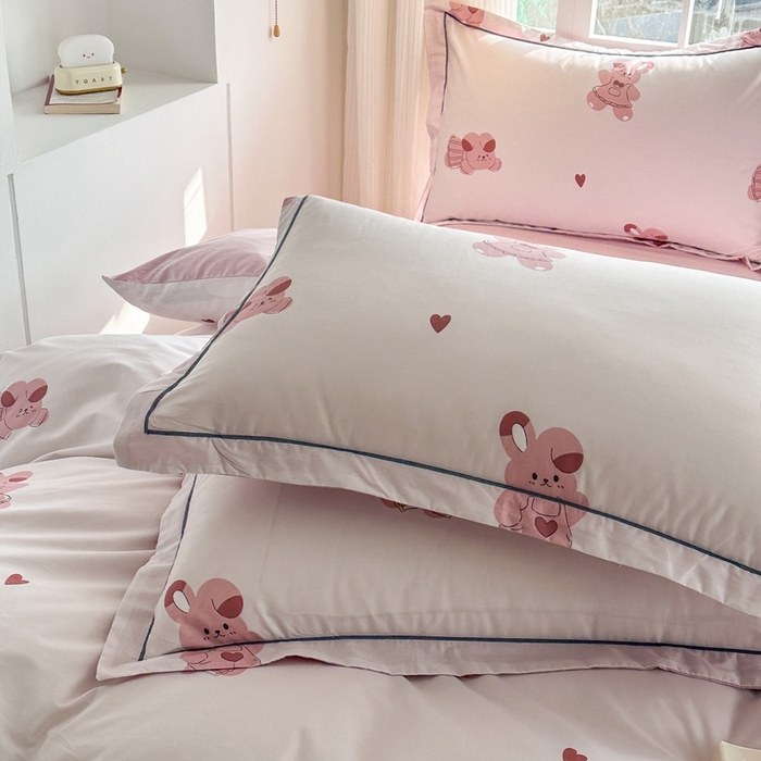 91家纺网 家纺一手货源 找家纺 眷恋家纺 2025年春夏全棉铂金棉13376数码印花四件套 爱心兔-粉