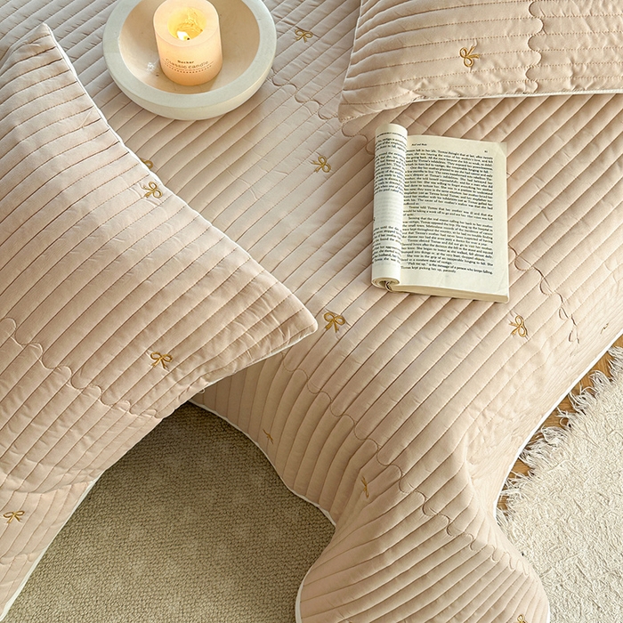 91家纺网 家纺一手货源 找家纺 优悦生活馆 2025新款亲肤舒适水洗棉夹棉床盖 幻蝶-卡其