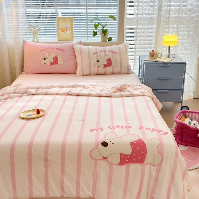 91家纺网 家纺一手货源 找家纺 星期八 2025新款针织棉夏被四件套 竖条狗狗粉