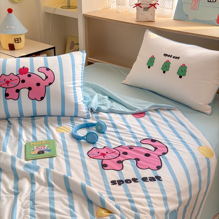 91家纺网 家纺一手货源 找家纺 星期八 2025新款针织棉夏被四件套 波点小猫