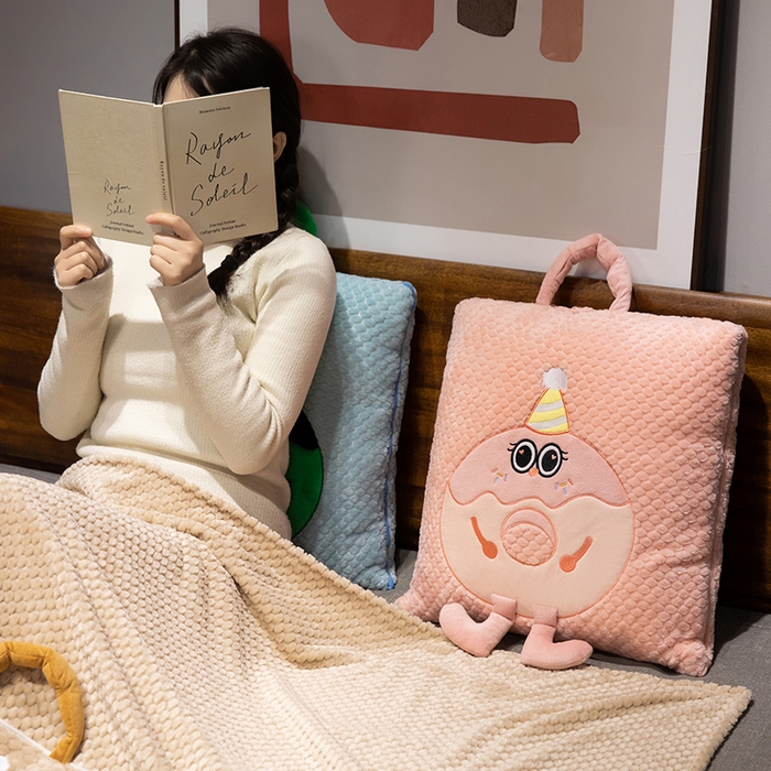 91家纺网 家纺一手货源 找家纺 中华鲟2025新款多功能豆豆绒提花网红抱枕毯卡通立体贴布刺绣抱枕被 甜甜圈毛毯-蓝