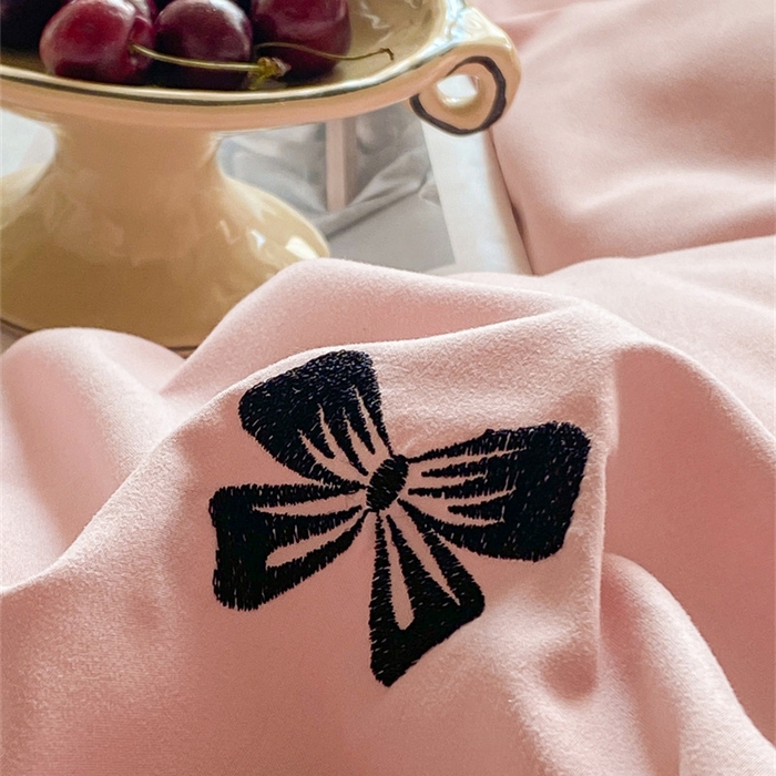 91家纺网 家纺一手货源 找家纺 庭笙 2025新款小香风满版刺绣蝴蝶小清新四件套—黑巧可可 浅豆粉