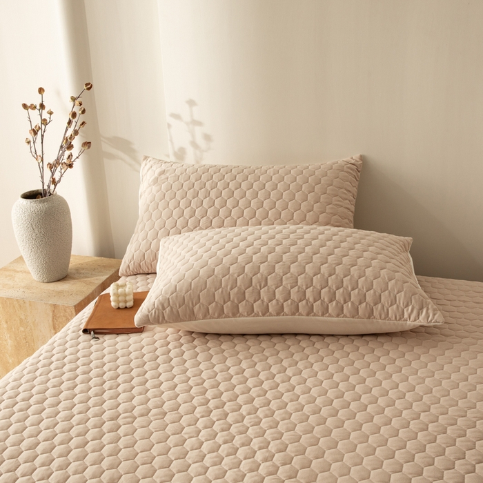 91家纺网 家纺一手货源 找家纺 优悦生活馆 2025新款亲肤水洗棉夹棉防水床笠 方格-卡其