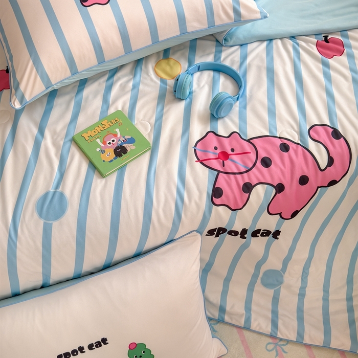 91家纺网 家纺一手货源 找家纺 星期八 2025新款针织棉夏被四件套 波点小猫