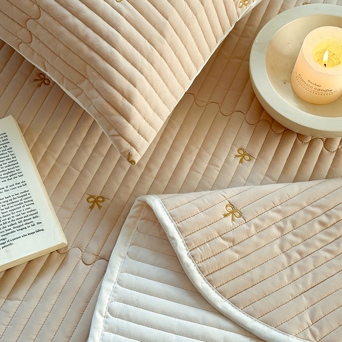 91家纺网 家纺一手货源 找家纺 优悦生活馆 2025新款亲肤舒适水洗棉夹棉床盖 幻蝶-卡其