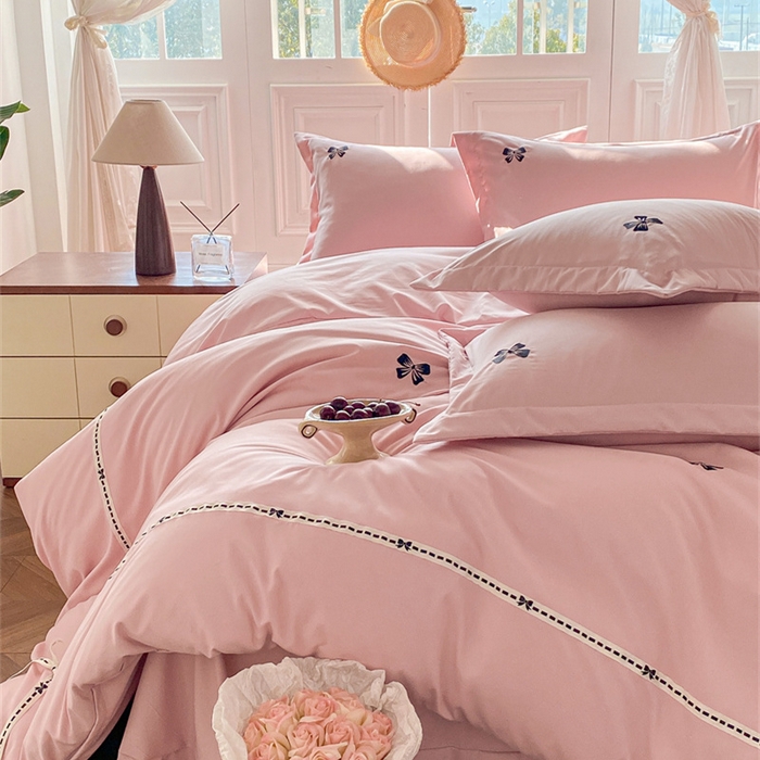 91家纺网 家纺一手货源 找家纺 庭笙 2025新款小香风满版刺绣蝴蝶小清新四件套—黑巧可可 浅豆粉