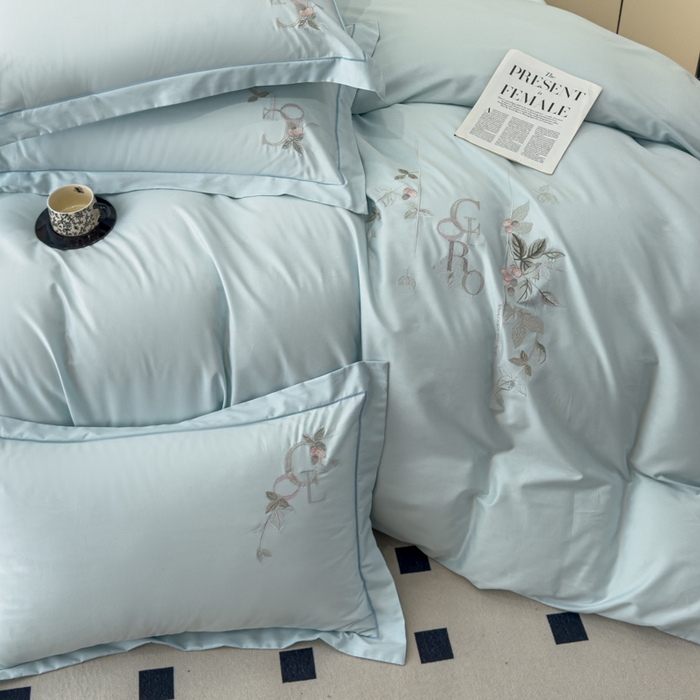 91家纺网 家纺一手货源 找家纺 U品汇 2025新款纯棉全棉长绒棉刺绣绣花高端礼盒四件套-夏瑾系列 夏瑾-天空蓝