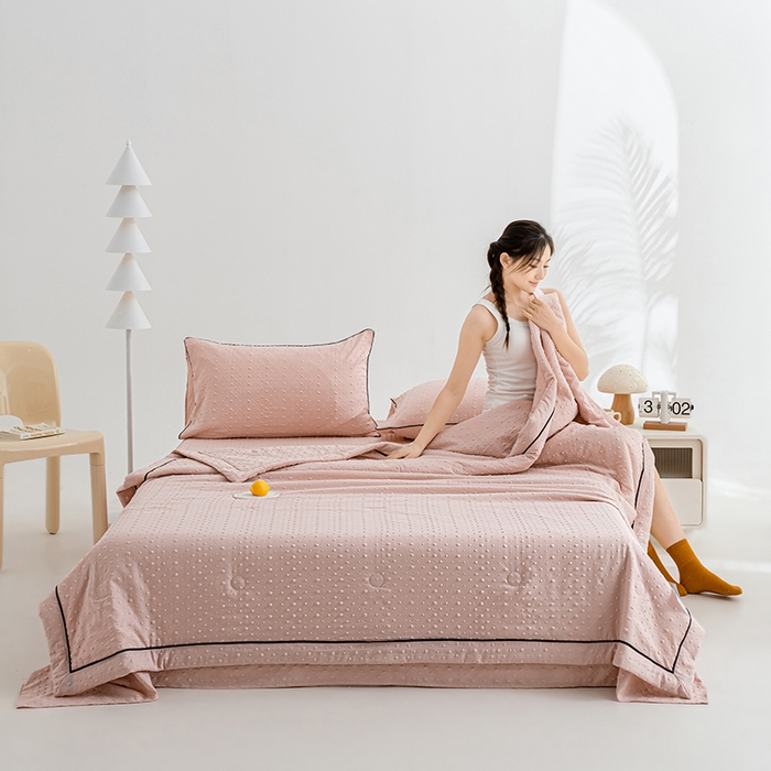 91家纺网 家纺一手货源 找家纺 绒世界 绒世界 2025新款凉豆豆包边夏被四件套 凉豆豆-奶茶粉