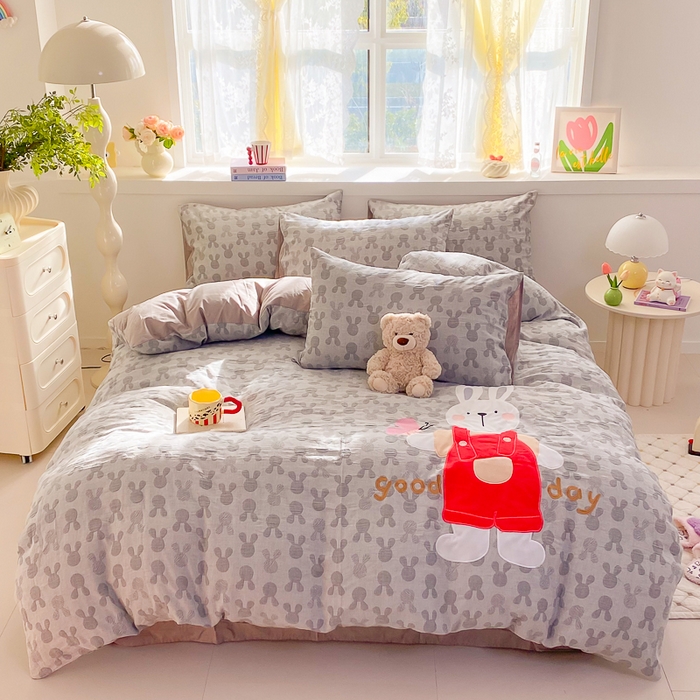 91家纺网 家纺一手货源 找家纺 千朵 2025新款全棉提花四件套 背带小兔