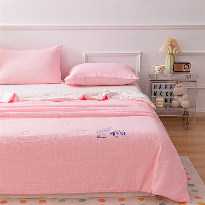 91家纺网 家纺一手货源 找家纺 天瑜家纺 2025新款亲肤舒适泡泡棉夏被 粉+米黄