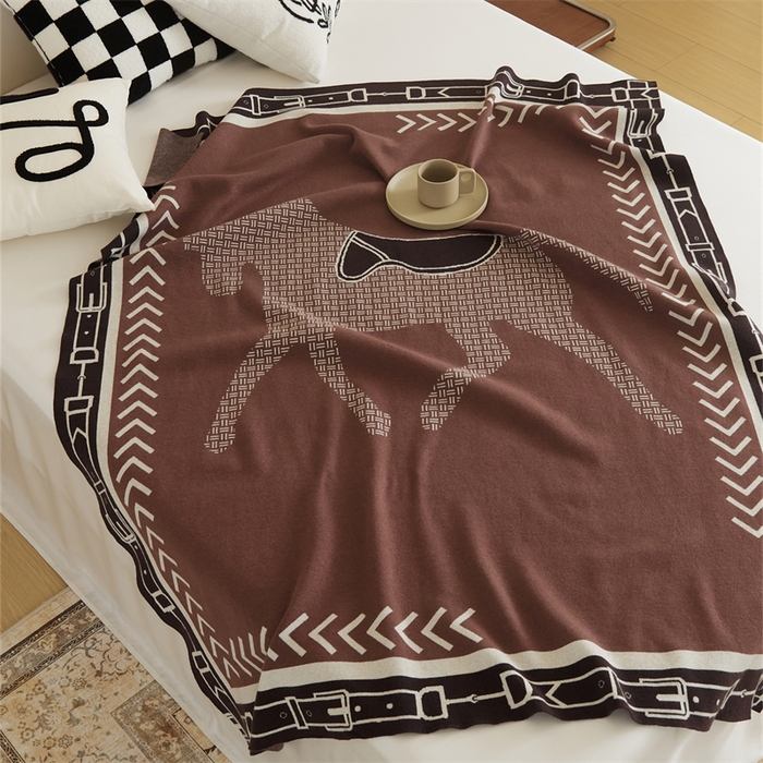 91家纺网 家纺一手货源 找家纺 暖绵绵家纺 2025新款兔绒纱系列盖毯披肩毯毯子-巴纳斯【最低零售价：143元】 巴纳斯-咖色