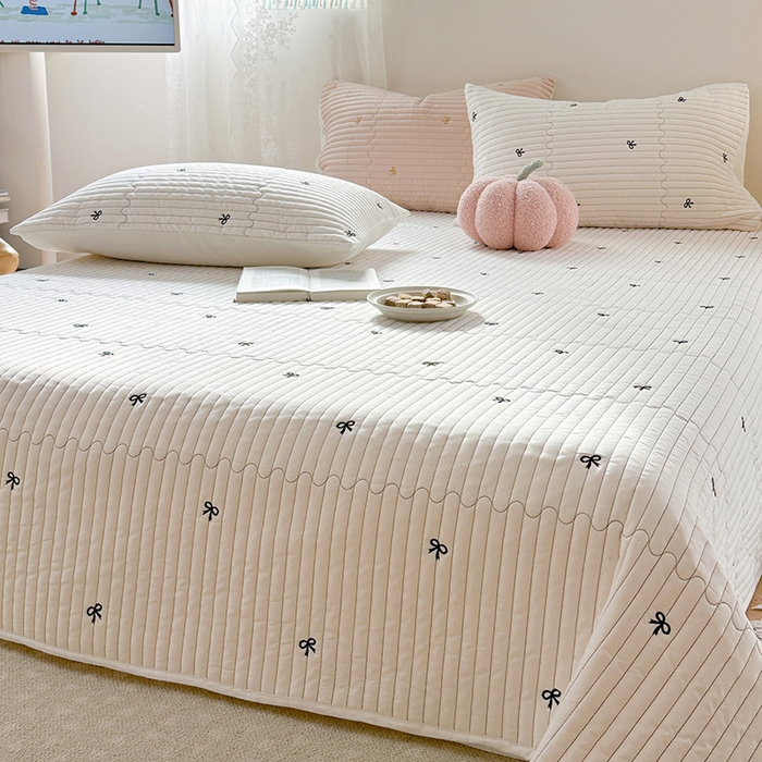 91家纺网 家纺一手货源 找家纺 优悦生活馆 2025新款亲肤舒适水洗棉夹棉床盖 幻蝶-白