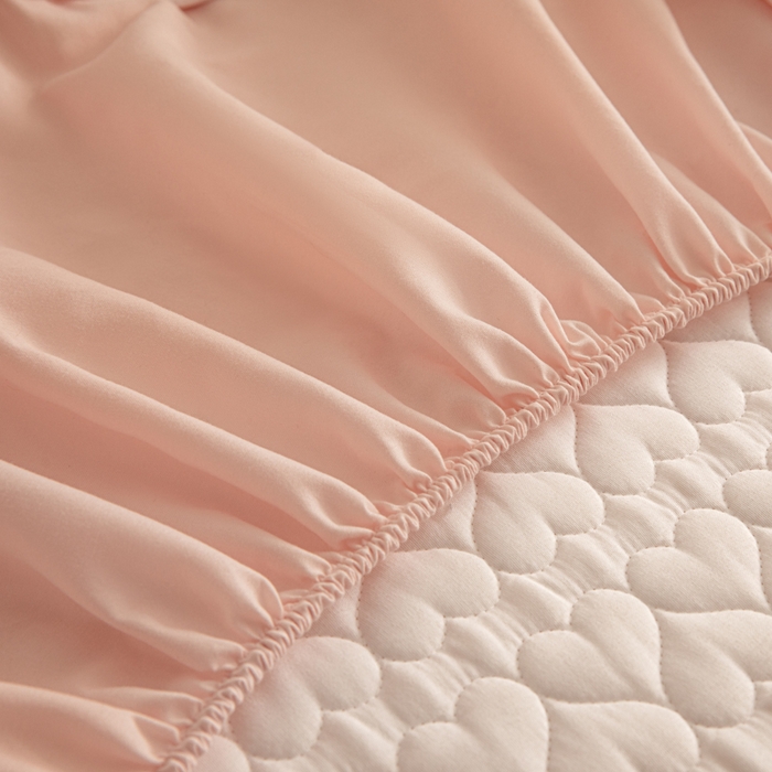 91家纺网 家纺一手货源 找家纺 优悦生活馆 2025新款亲肤水洗棉夹棉防水床笠 桃心-粉