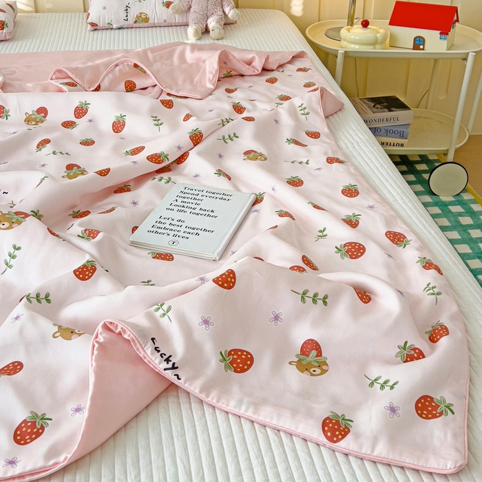 91家纺网 家纺一手货源 找家纺 十九色 2025新款50莱赛尔印花儿童夏被 甜心草莓