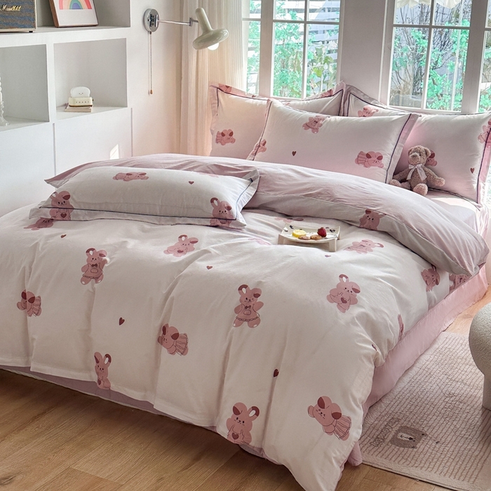 91家纺网 家纺一手货源 找家纺 眷恋家纺 2025年春夏全棉铂金棉13376数码印花四件套 爱心兔-粉