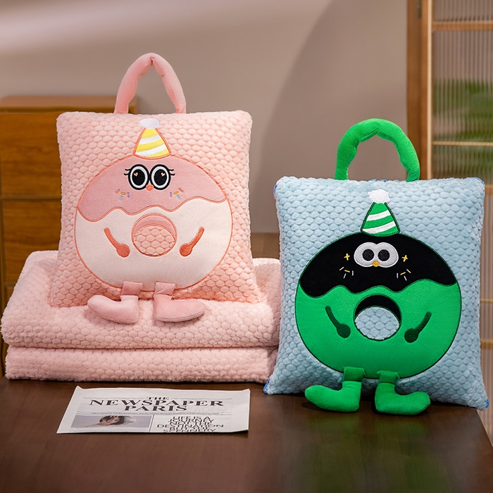 91家纺网 家纺一手货源 找家纺 中华鲟2025新款多功能豆豆绒提花网红抱枕毯卡通立体贴布刺绣抱枕被 甜甜圈毛毯-蓝