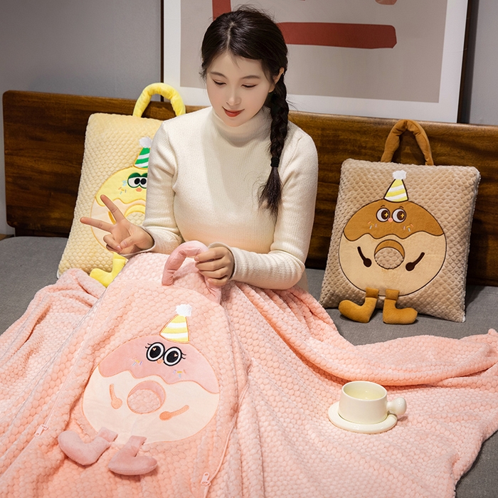 91家纺网 家纺一手货源 找家纺 中华鲟2025新款多功能豆豆绒提花网红抱枕毯卡通立体贴布刺绣抱枕被 甜甜圈毛毯-蓝