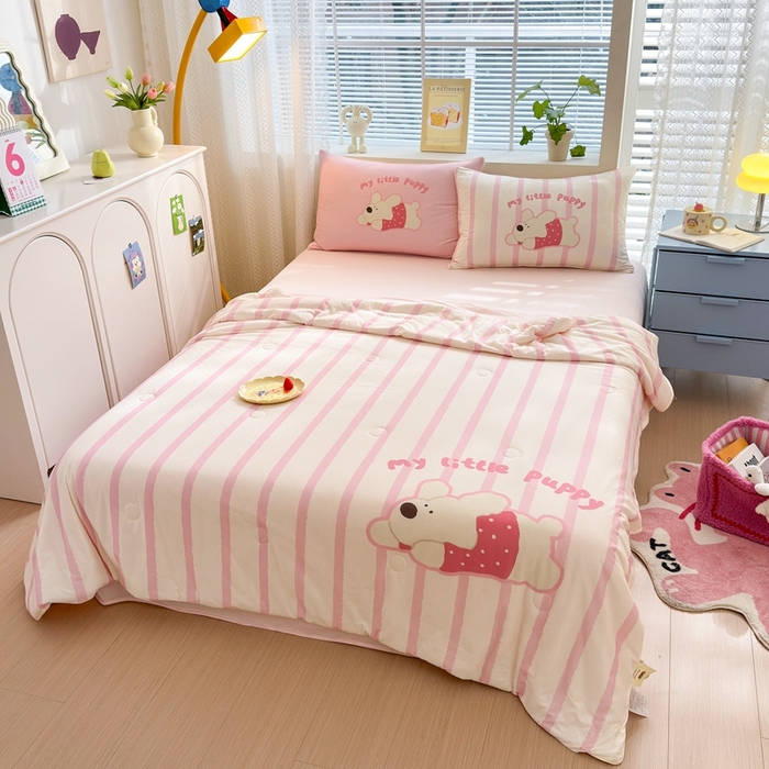 91家纺网 家纺一手货源 找家纺 星期八 2025新款针织棉夏被四件套 竖条狗狗粉