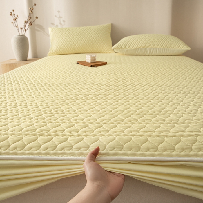 91家纺网 家纺一手货源 找家纺 优悦生活馆 2025新款亲肤水洗棉夹棉防水床笠 桃心-黄