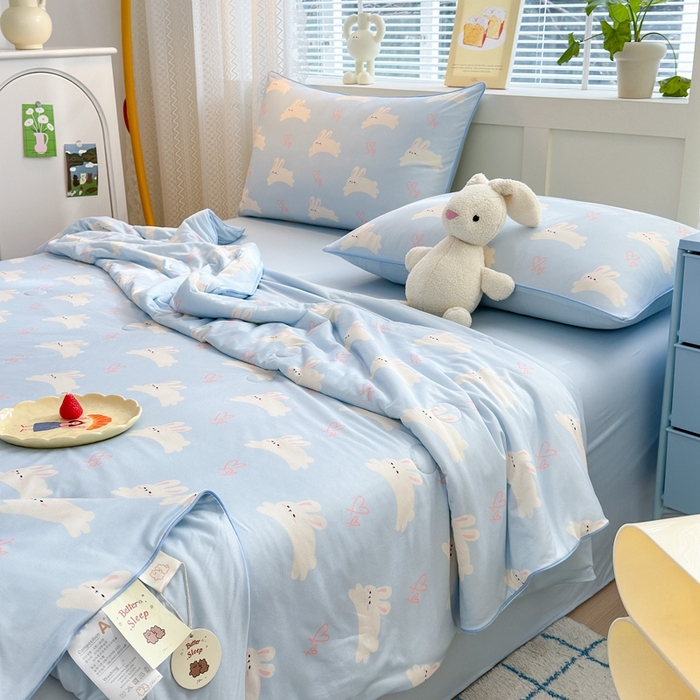 91家纺网 家纺一手货源 找家纺 星期八 2025新款针织棉夏被四件套 爱心兔蓝