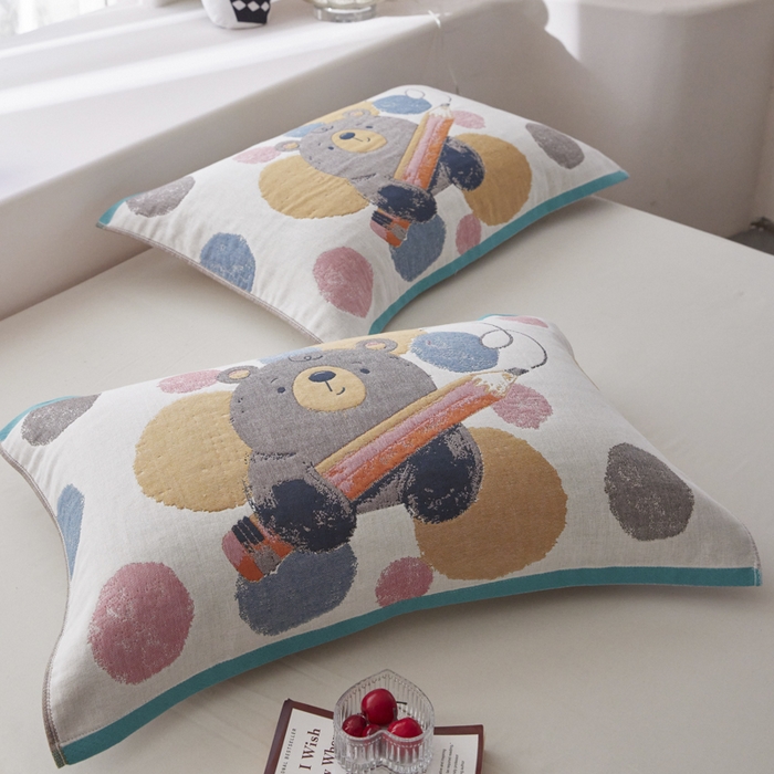 91家纺网 家纺一手货源 找家纺 爱港家纺 2025新款全棉纱布-萌宠治愈系列枕巾 铅笔熊52*75cm