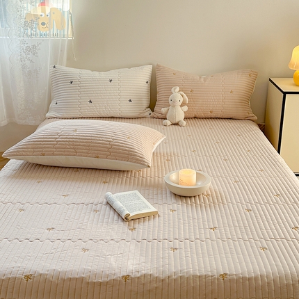 优悦生活馆 2025新款亲肤舒适水洗棉夹棉床盖 幻蝶-卡其