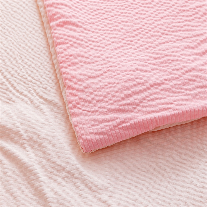 91家纺网 家纺一手货源 找家纺 天瑜家纺 2025新款亲肤舒适泡泡棉夏被 粉+米黄