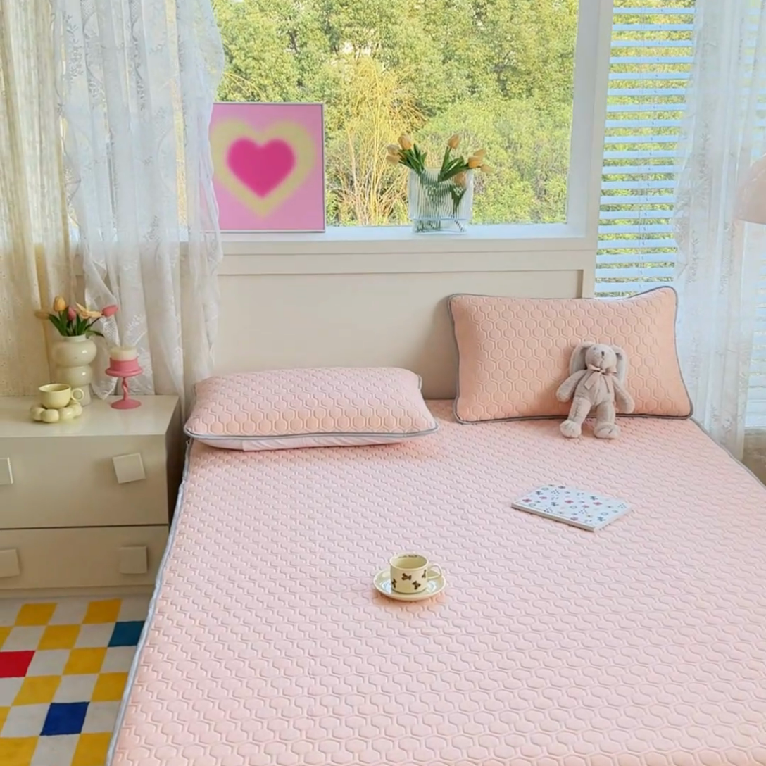 91家纺网 家纺一手货源 找家纺 小萌虎 2025新款凉感丝胶质凉席床笠款 粉玉