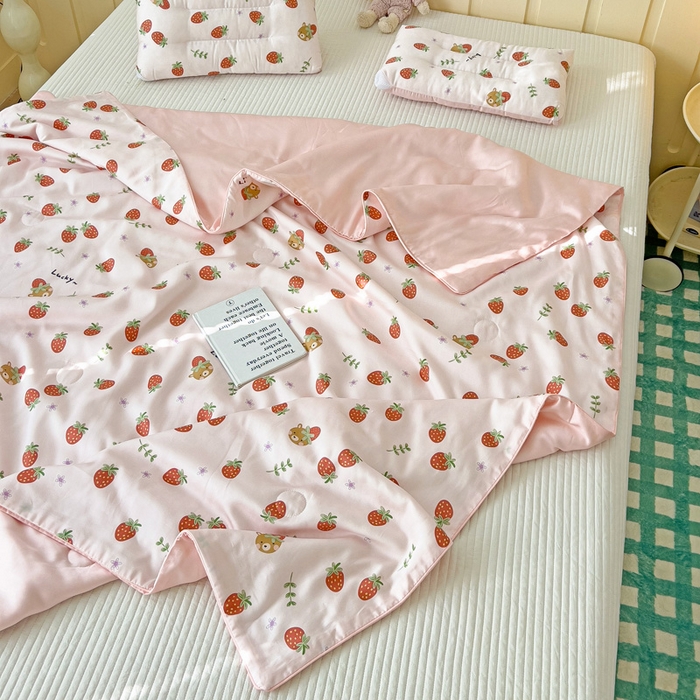 91家纺网 家纺一手货源 找家纺 十九色 2025新款50莱赛尔印花儿童夏被 甜心草莓