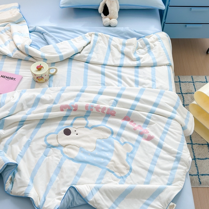 91家纺网 家纺一手货源 找家纺 星期八 2025新款针织棉夏被四件套 竖条狗狗蓝