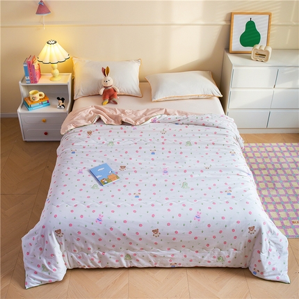 91家纺网 家纺一手货源 找家纺 艺菲阁家纺 2025新款卡通麻绳云感双层纱夏凉被 邮一颗草莓