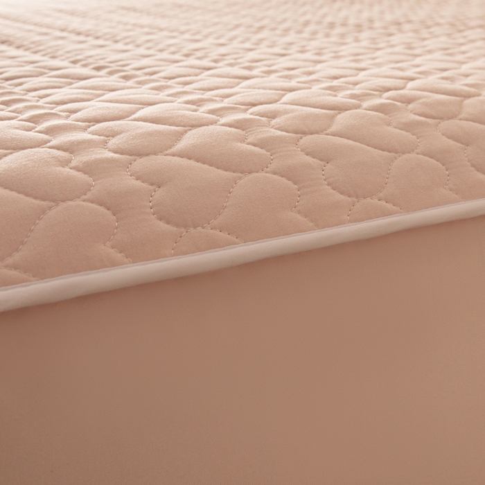 91家纺网 家纺一手货源 找家纺 优悦生活馆 2025新款亲肤水洗棉夹棉防水床笠 桃心-粉