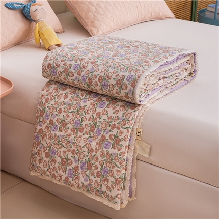 91家纺网 家纺一手货源 找家纺 艺菲阁家纺 2025新款花边款小碎花A类云感双层纱夏被 偏偏宠爱