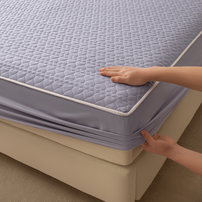 91家纺网 家纺一手货源 找家纺 优悦生活馆 2025新款亲肤水洗棉夹棉防水床笠 桃心-紫