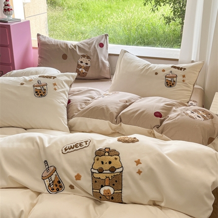 91家纺网 家纺一手货源 找家纺 晚爱家纺 2025新款A类ins风毛巾绣超柔亲肤云朵棉四件套 奶茶