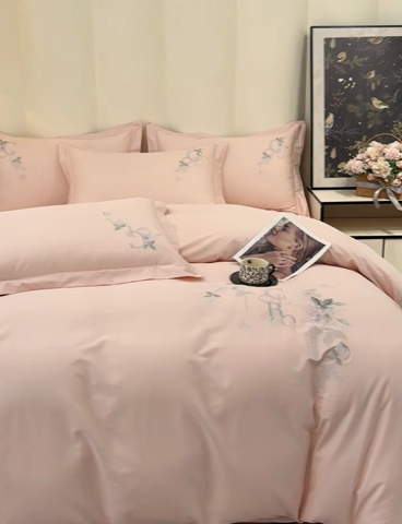 91家纺网 家纺一手货源 找家纺 U品汇 2025新款纯棉全棉长绒棉刺绣绣花高端礼盒四件套-夏瑾系列 夏瑾-荷花玉